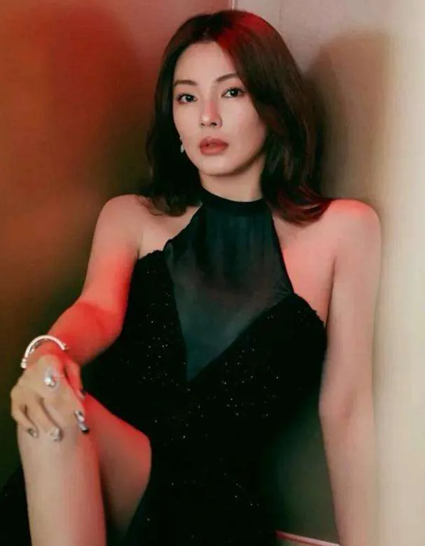 张雨绮|“星女郎”张雨绮对自己下手了?面部表情略显异常,全程僵硬不自然