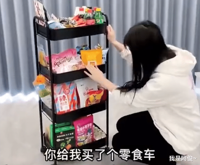 河南一男子趁妻子洗澡准备给她惊喜,妻子看到后瞬间跳起:太幸福