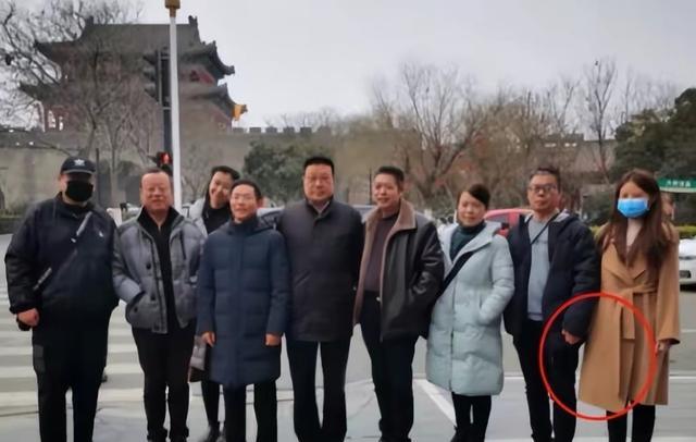 许大舅的大女儿妮妮真可怜,爸爸病危,直播哭诉时还遭人恶意投篮