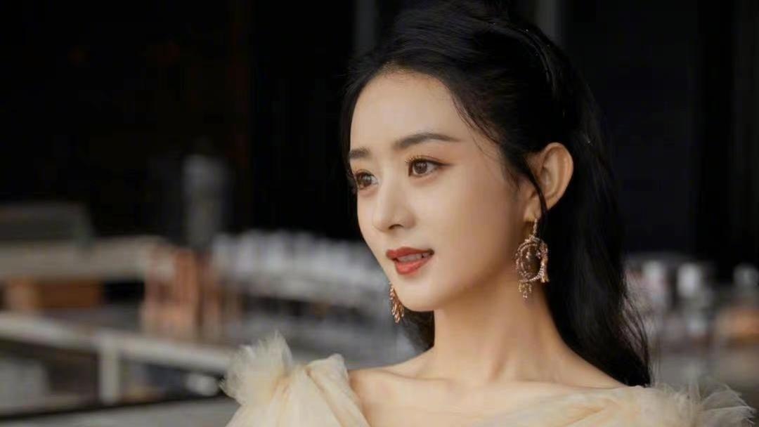 赵丽颖|赵丽颖真是“人间仙子”，一袭鎏金薄纱裙散发贵妇气质，气场开挂