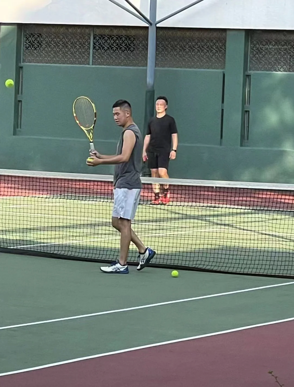 陈奕迅|陈奕迅打网球被偶遇！小腿粗壮肌肉明显，发际线太高露出大片额头
