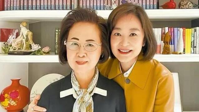 琼瑶|林青霞回台看望琼瑶，搂肩合影似亲姐妹俩，距初相识已过整整50年