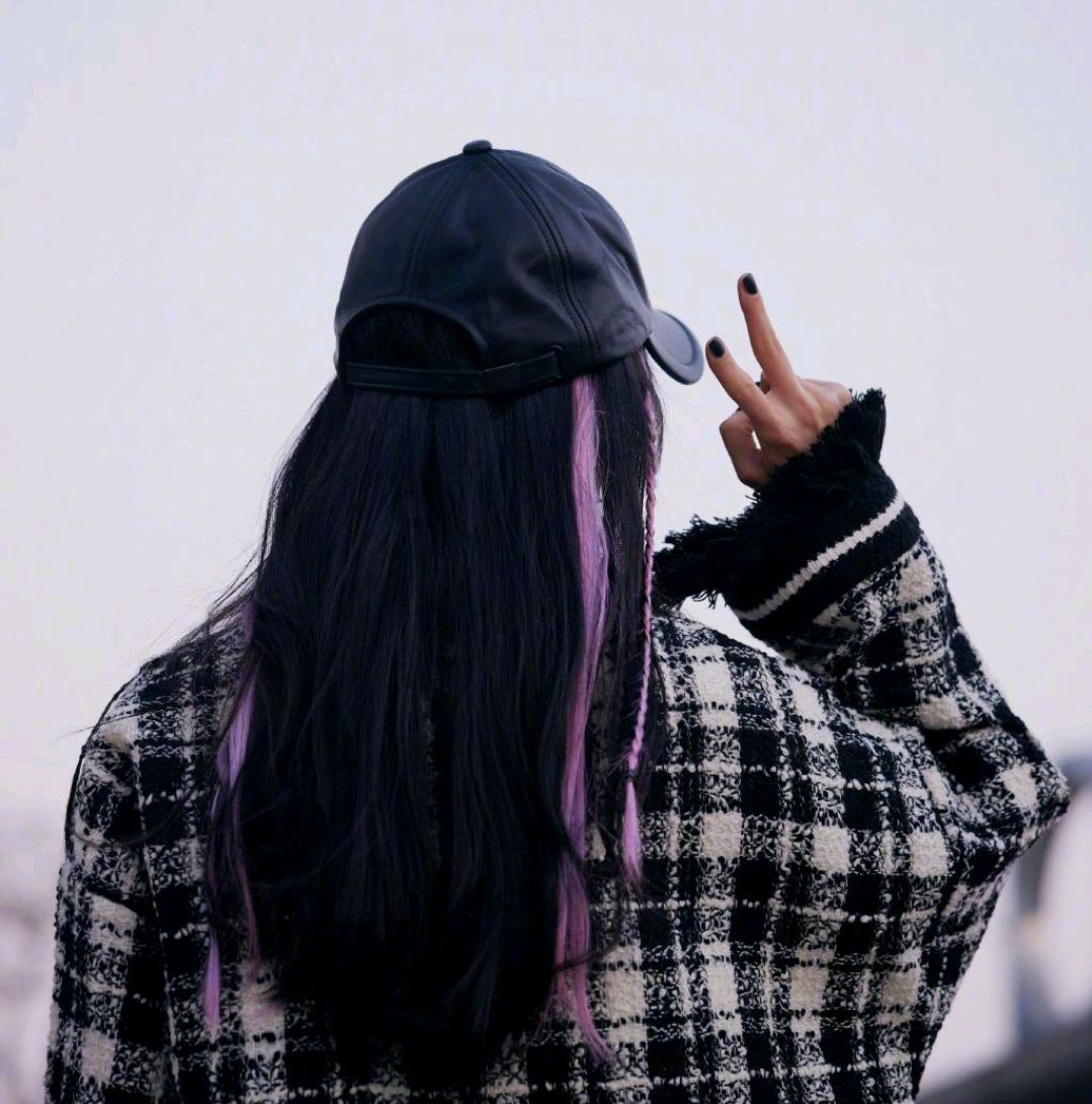 杨幂|假发带绑头上尽显青春活力，35岁杨幂，愈发变得“少女”了