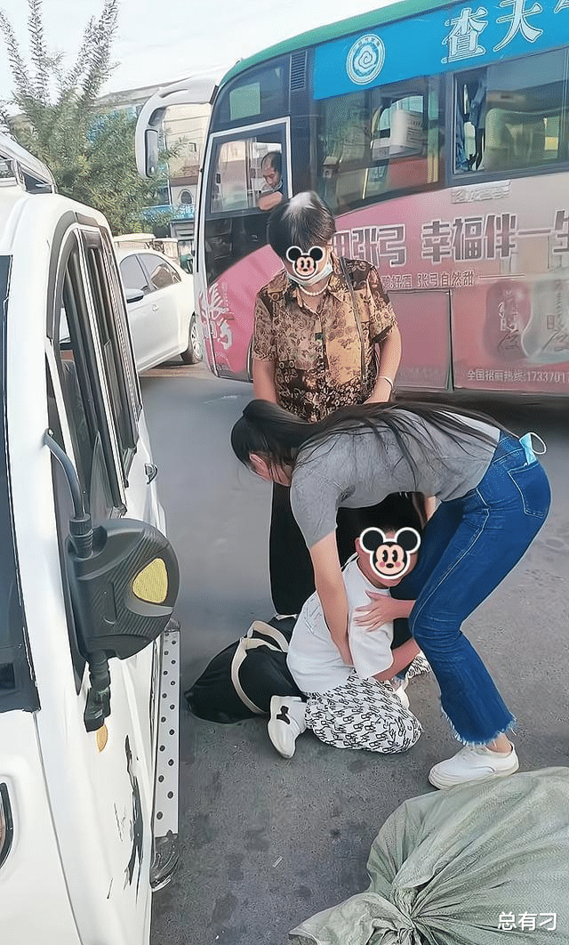妈妈要外出打工,儿女哭得撕心裂肺,儿子抱着她不肯松手