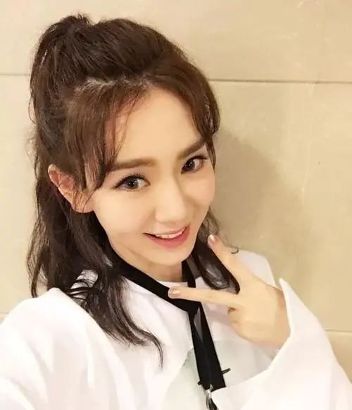 芹菜 女生扎马尾时，少犯这3个\错误\！掉发不说，还会增高发际线
