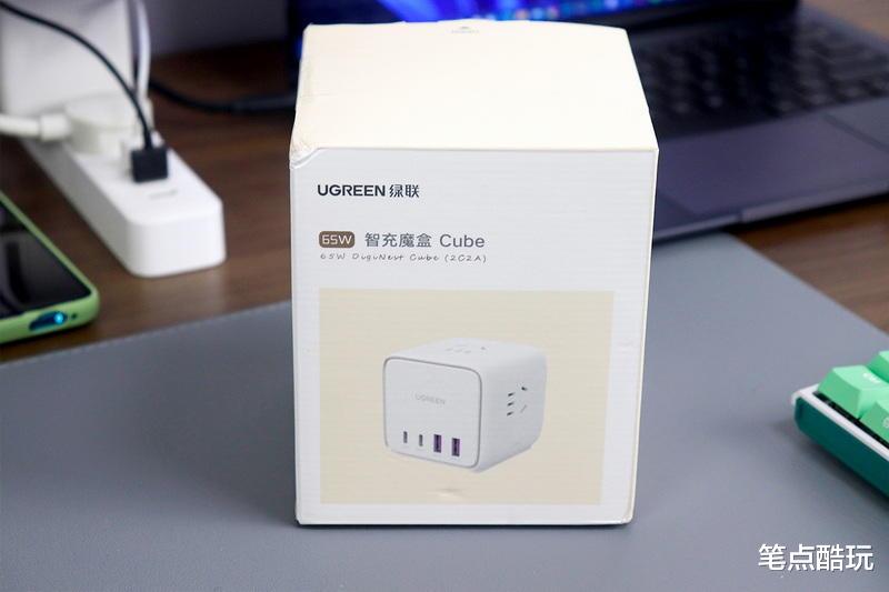 exynos|桌搭超實用，4口快充與市電3插合體，綠聯65W氮化鎵智充魔盒體驗
