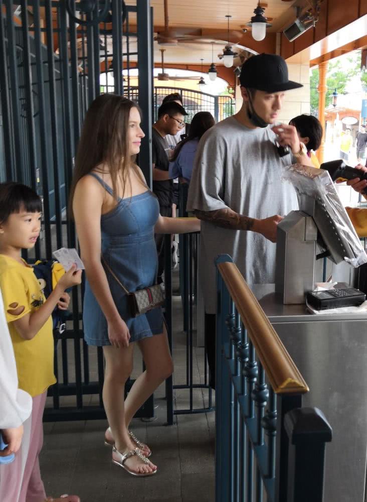 蒋劲夫|蒋劲夫乌拉圭前女友举办婚礼,被老公捧脸亲吻,女儿萌态十足