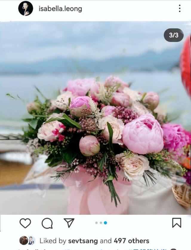 梁洛施|梁洛施在游艇上庆祝节日，露出幸福的笑容，疑似和李泽楷复合了