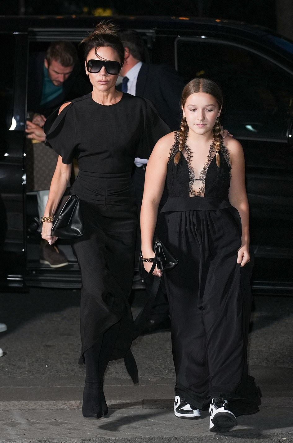 小贝|11岁小七在巴黎时装周美成小女神！穿低胸长裙太早熟，该减减肥了