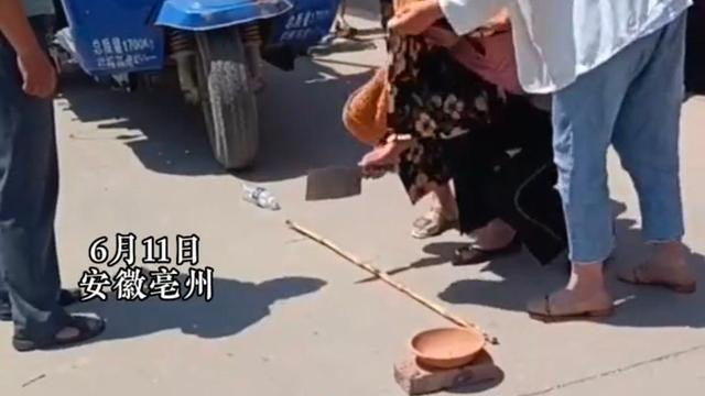 安徽：年轻女子被挡着头在地上砍断一根竹子，网友称，她老公走了