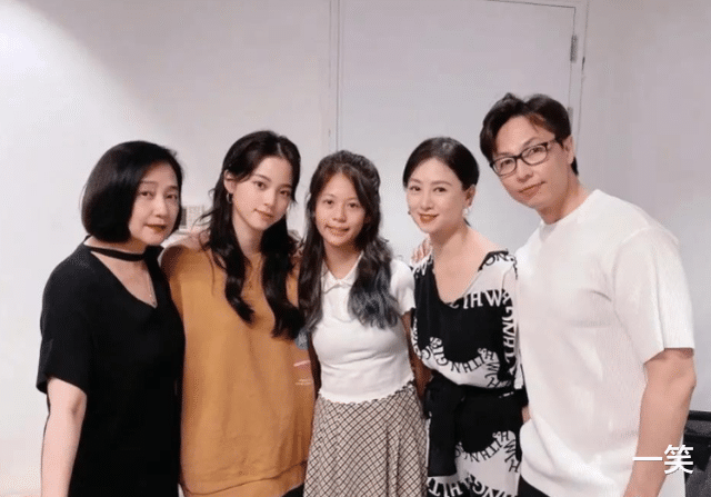 翁虹|53岁翁虹晒与女儿合照，14岁刘莳长势喜人，身高颜值超过妈妈