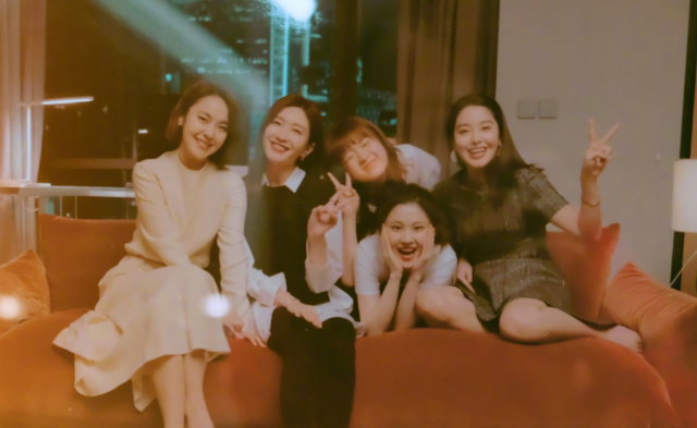 杨采钰|杨采钰新剧大合照曝光！皮肤白净笑出一对梨涡，跪坐沙发秀美腿