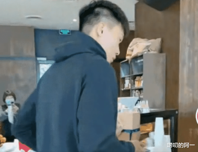 季后赛|广东队3消息：赵睿现身餐厅、马力克逗留上海、马尚穿球队T恤训练