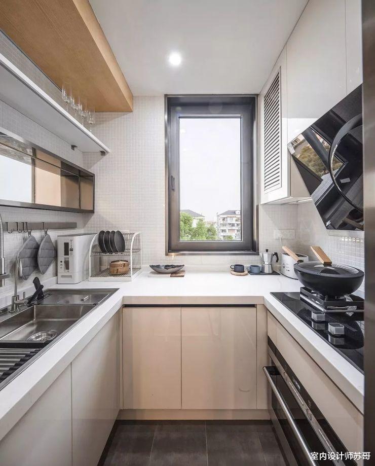 使用油烟机时,窗户是开还是关?很多人做错了,难怪厨房又脏又腻