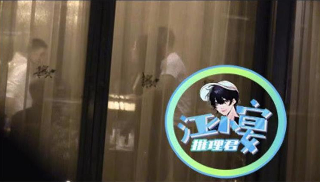 蕾哈娜|49岁柯蓝聚会太豪放，与异性当众搂抱亲吻，男友也被拍与异性同游