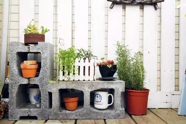 老公从工地搬回几块空心砖,做了几样家具,连邻居都羡慕了!