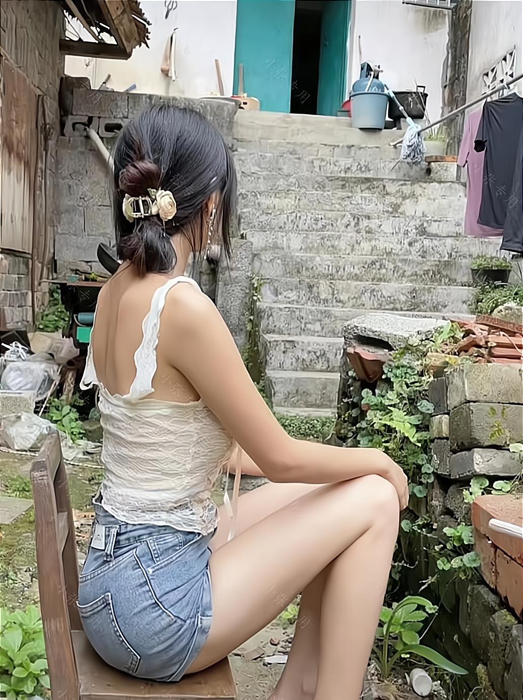 女子穿高跟鞋坐在院子里,婆婆主动给她拿拖鞋,丈夫一脸羡慕