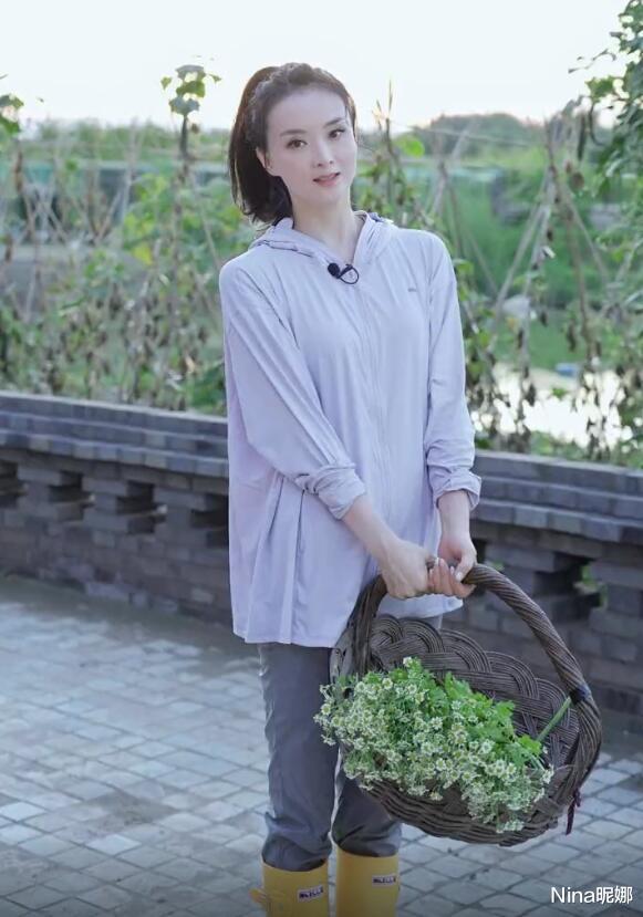 短裙 王艳晒农场生活照，穿连帽外套扎高马尾摘菜，婴儿白肌肤不像干活的