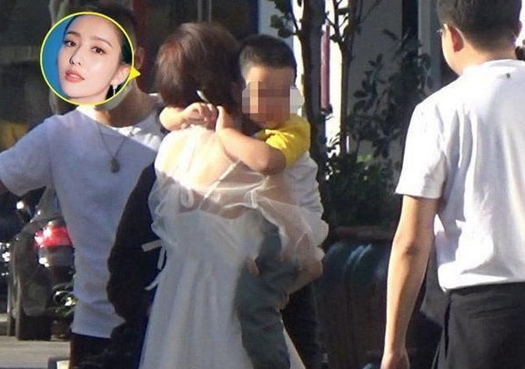 董璇|42岁董璇大方晒性感照!穿深V纱裙曲线完美,双手抱胸前眼神风情