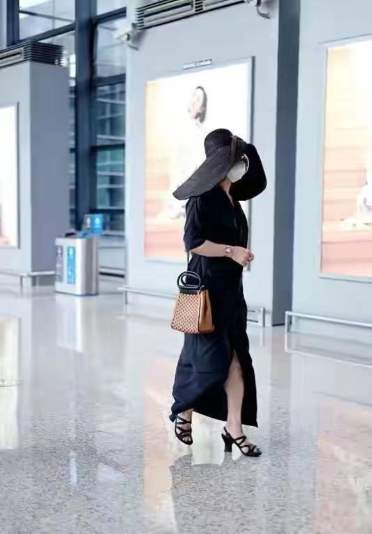 金星|金星罕见秀恩爱!大把年纪躺老公怀里撒娇辣眼睛,素颜越来越男相