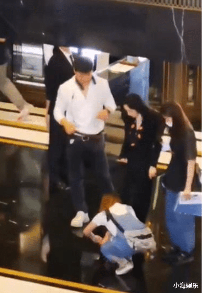 李小璐|李小璐现身酒吧拍广告,留大波浪穿短裙秀美腿,助理蹲地帮忙穿鞋