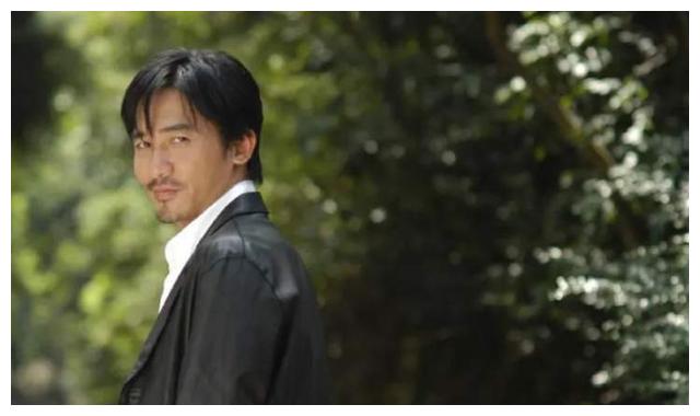 刘嘉玲为梁朝伟庆生,60岁梁朝伟头发花白皱纹深,眼神清澈仍有少年感