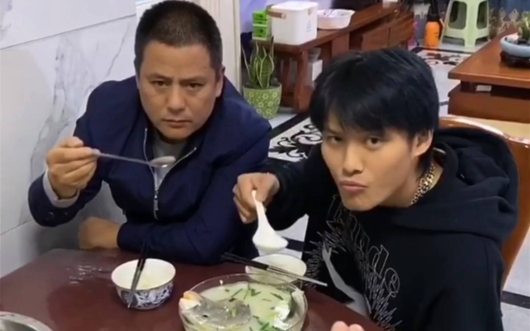 |小杨哥，回应杨爸视频：醉酒后被朋友误发群里