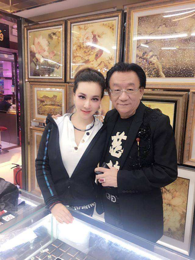 侯耀华|75岁侯耀华参加生日会！近10位年轻女性穿古装端菜，场面高端震撼