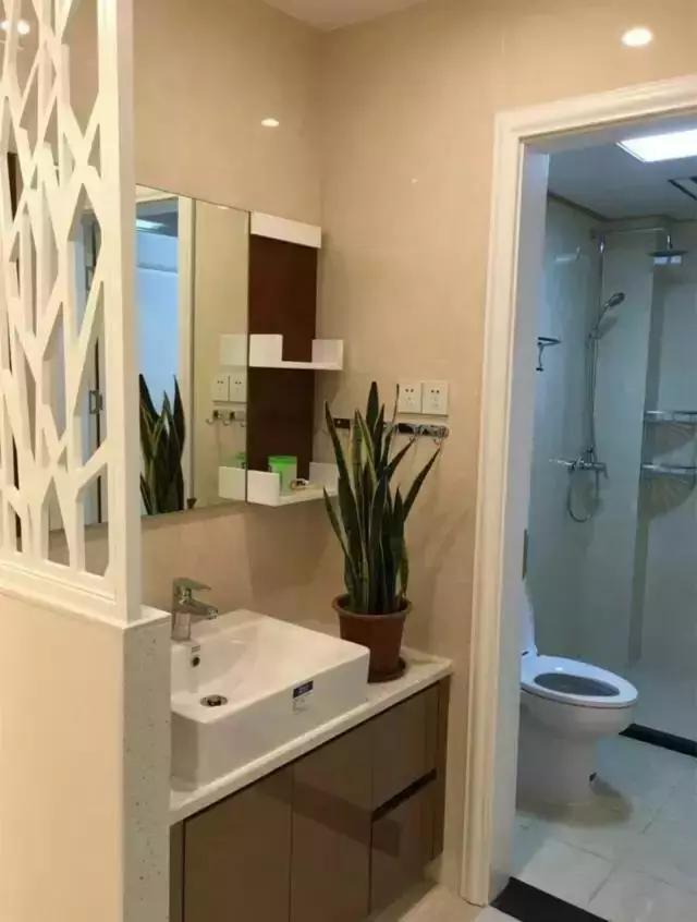 把洗手台放在卫生间门外,加上隔断竟然好美,真适合小户型!