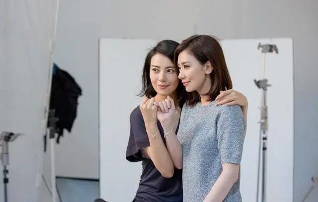 贾静雯|朋友深夜发文哭诉,我撤回了安慰的信息:成年人的友谊,很无奈