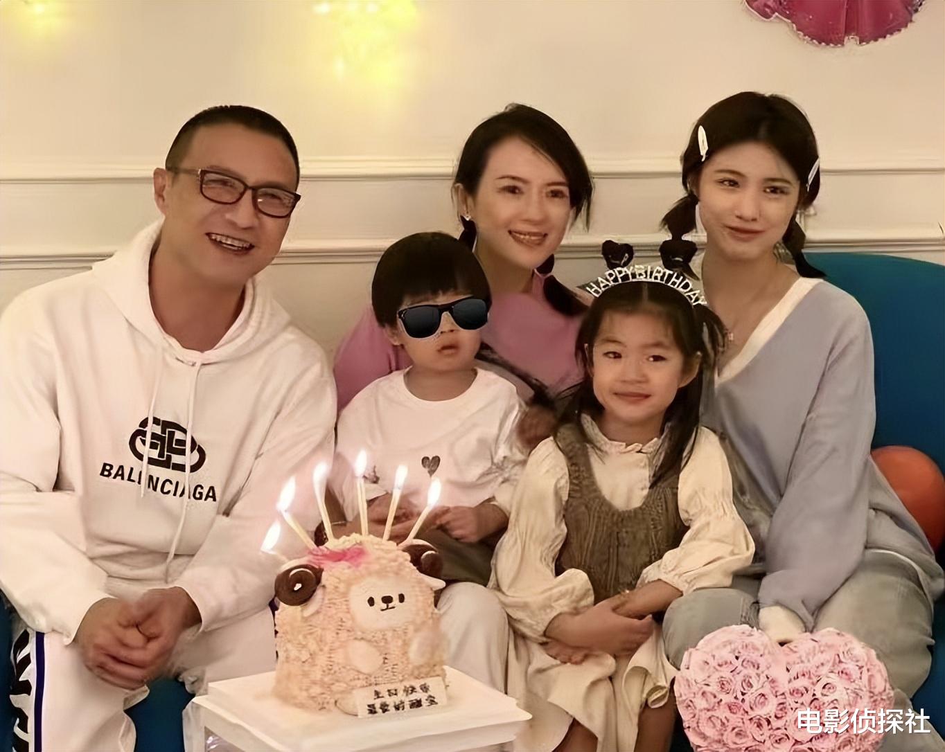 章子怡|章子怡和汪峰带娃出游，父子俩互动很有爱，章子怡拿手机拍个不停