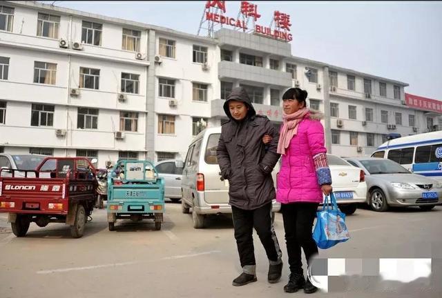 丹东女孩吃剩饭,穿旧衣,痴情守护白血病男友3年,被指责不孝
