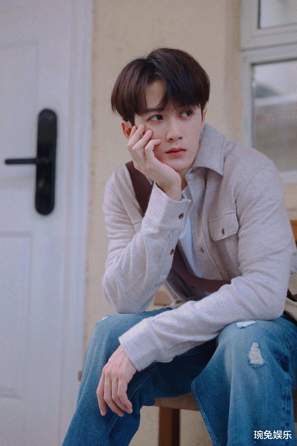 檀健次|檀健次《长相思》路透曝光，一头白发仙气飘飘，网友：长得好乖？