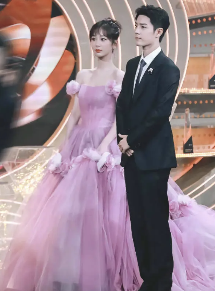 肖战|余生夫妇婚纱照曝光,杨紫戴头纱与肖战卖萌,大秀婚戒幸福洋溢