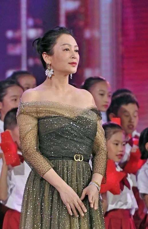 陈红|陈红同框惠英红，同穿礼服气质差距太大，明明小9岁看起来更显老