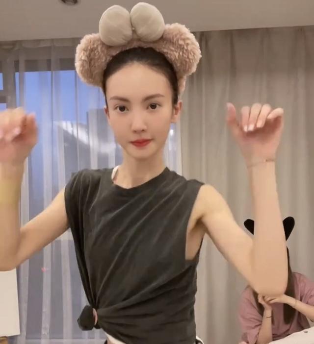 金晨|金晨在室内跳舞，肚皮白皙肚脐眼处无赘肉，网友：这身材超A