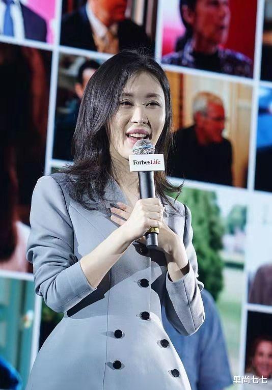 珠海|你还只会穿西装裤？田朴珺的西装裙套装美翻了，灰蓝色超级优雅