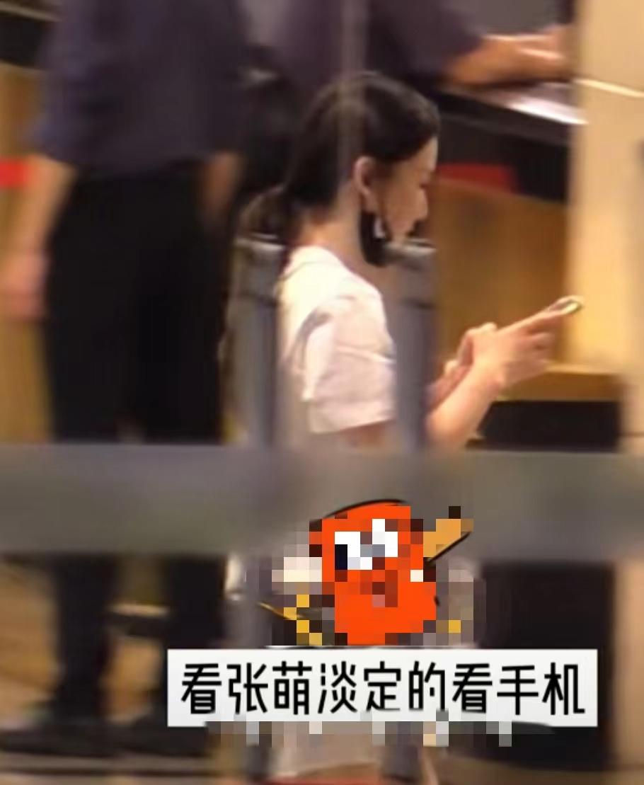 张萌|张萌与富豪老公罕同框,全程零交流似陌生人,男方脑门锃亮头发稀