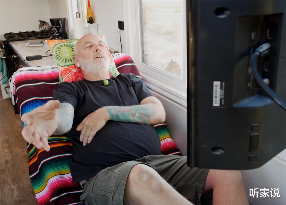 65岁老夫妻退休后积极乐观：将旧大巴改房车，住进23㎡蜗居中生活