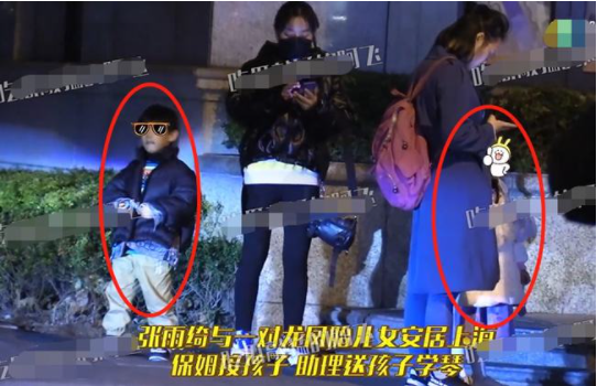 张雨绮|张雨绮接龙凤胎下课！两个保姆全程跟随帮忙，孩子打扮帅气可爱