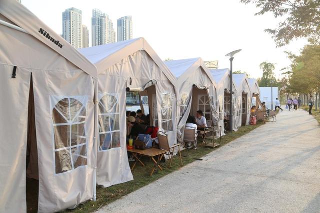 滤镜|长江边安营扎寨的武汉人：市区内体验露营热，江边位置要靠“抢”