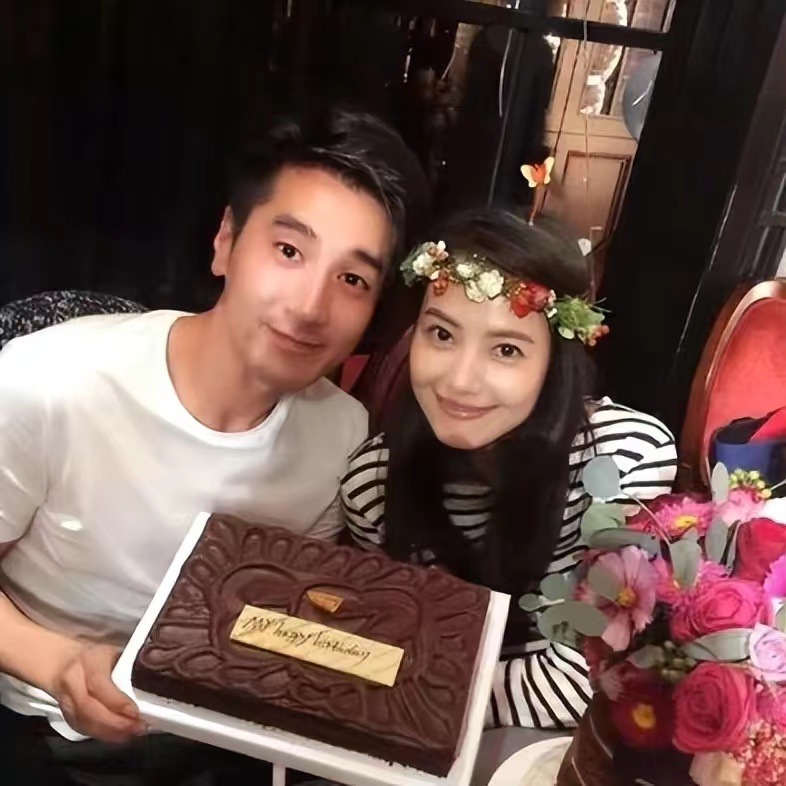 高圆圆|高圆圆出差工作忙碌，捂胸叹气略显疲惫，公开行李箱刷新消费认知