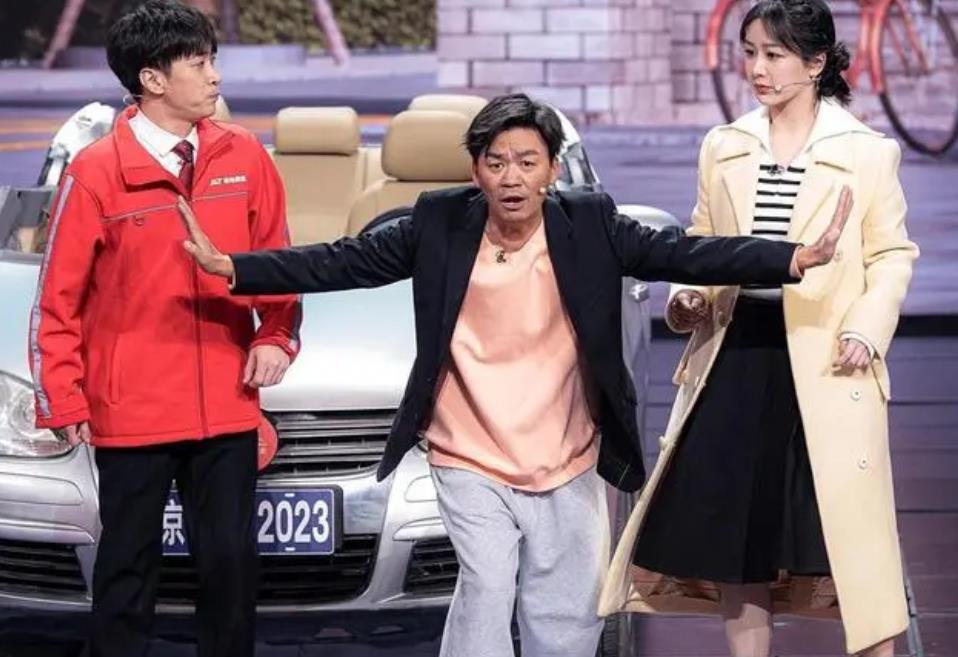 春晚|困在春晚小品笑与不笑的尴尬中，人们开始怀念陈佩斯