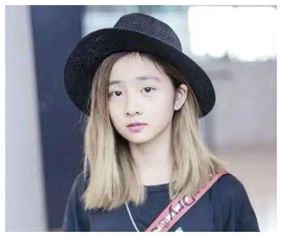 t恤 曹格女儿近照曝光，11岁做美甲穿吊带，四肢纤细颜值逆袭