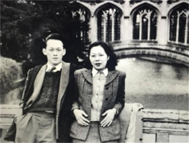 从同学到夫妻，他们偷偷结婚相伴63年，葬礼上李光耀两次吻别爱妻