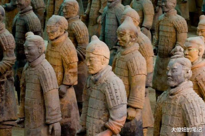 一女子参观兵马俑,察觉到其中一个不对劲,仔细一看果断报了警!