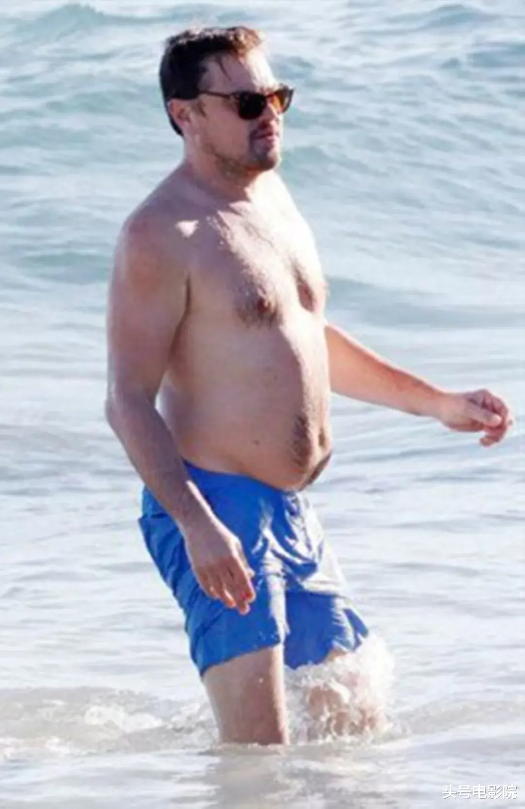 莱昂纳多·迪卡普里奥|肚腩下垂,47岁小李子又胖了!和24岁模特女友戏水,亲吻,吃黄瓜