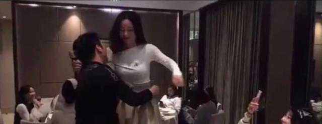 案例:女子在宾馆展示秘密纹身,向朋友炫耀,男子:真的受不了