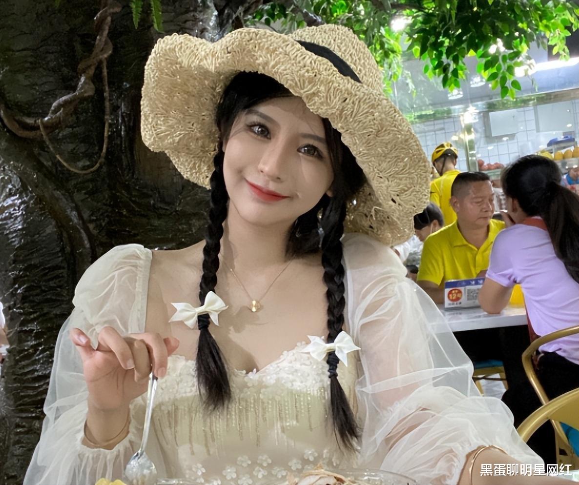 井元林|主播连麦辛巴,抬手瞬间“走光”,二驴直播调侃,被平台官方警告