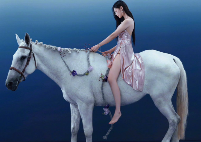 李一桐|李一桐光腿骑马，高开叉粉色睡衣凸显好身材，拍照创意被嘲没营养